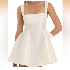 Elegant White Sleeveless Dress with bow